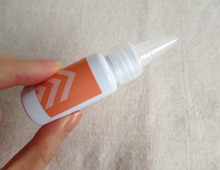 【ダイソー】ポーチに入れてて良かった!不器用さんが重宝するミニボトルの正体とは?