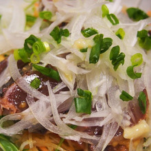 ショウガがアクセントに♪カツオのタタキのサラダにポン酢