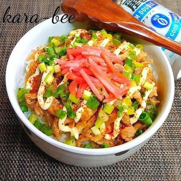 【節約レシピ】おつまみ炭水化物♪豚こまと新玉ねぎのピリ辛オイマヨ醤ぽん丼