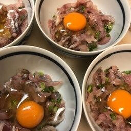 タタキに生卵を落として