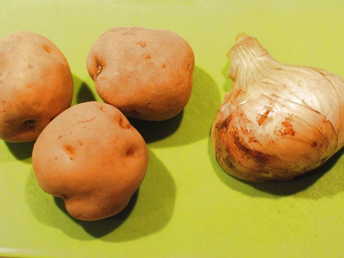材料① じゃがいもと新玉ねぎ