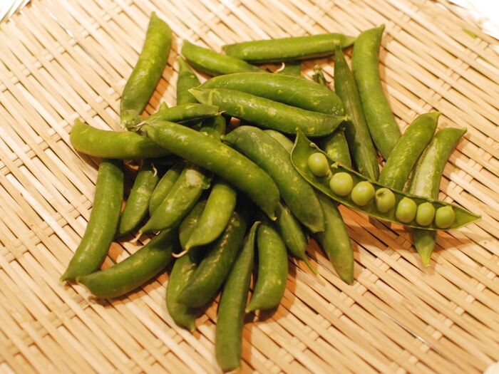 グリンピースの皮をむきます