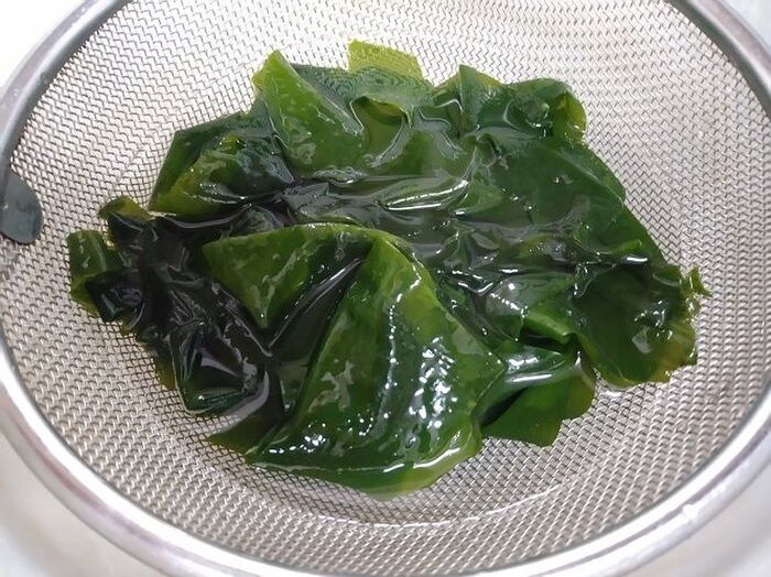 ザルで水を切る