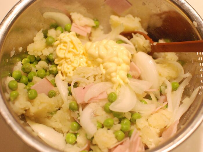 マヨネーズを加えて、混ぜます