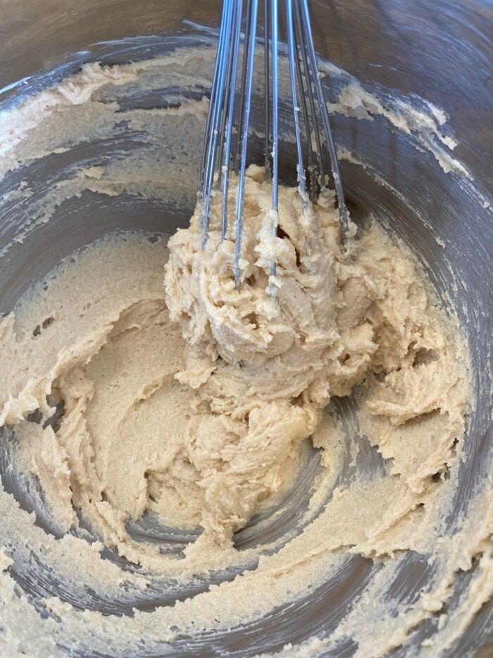 バターに砂糖を入れてふんわり混ぜます