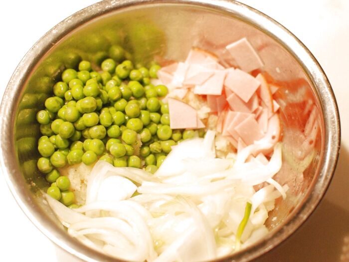 新玉ねぎ、グリンピース、ハムをじゃがいもに加えます
