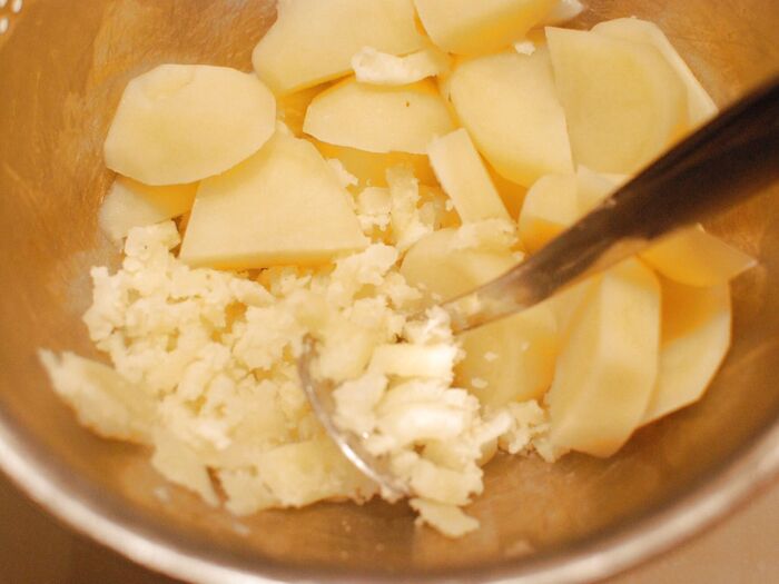 じゃがいもつぶし、下味をつけます