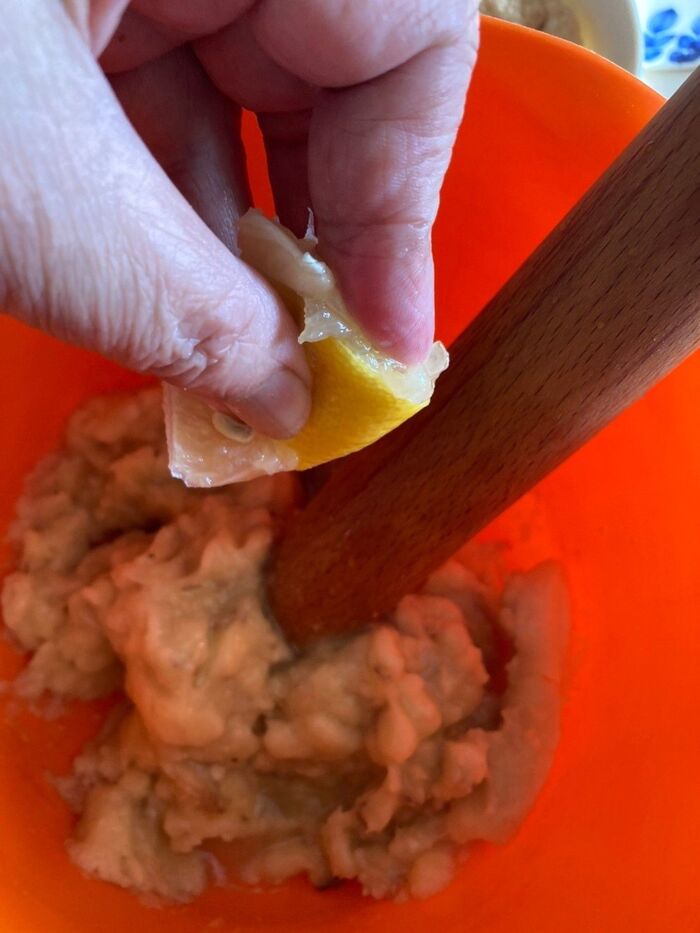 バナナを潰すときにレモンを絞ります♪