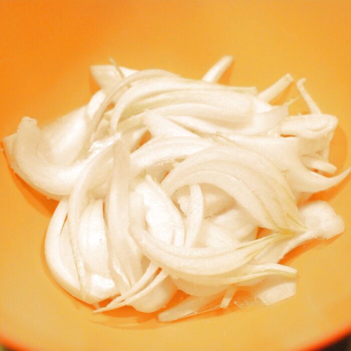 新玉ねぎを切って、塩をまぶす