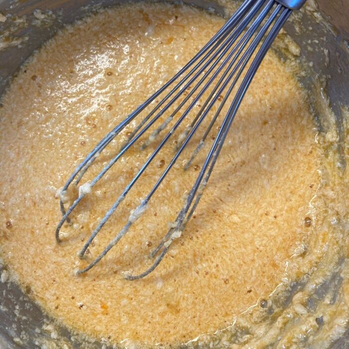 割りほぐした卵を少しずつ加えます