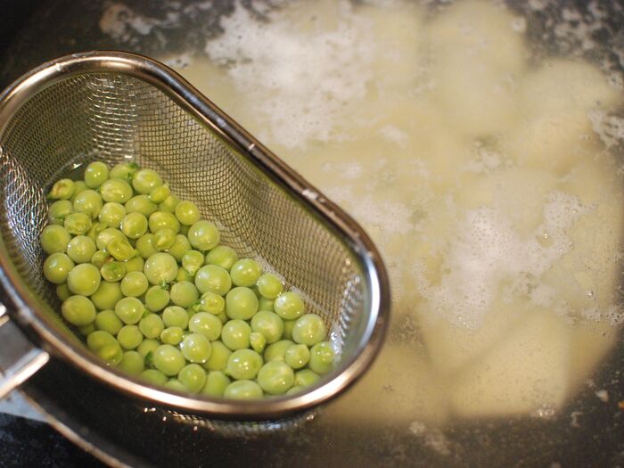 じゃがいもとグリンピースを茹でます