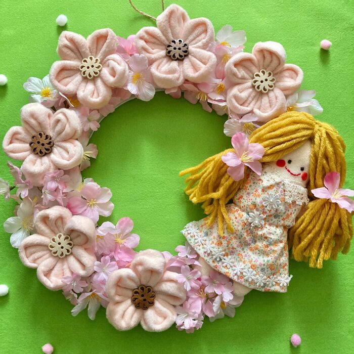 100均桜ガーランドと布の花で作る!手作りドールが可愛い春リース(^ ^)