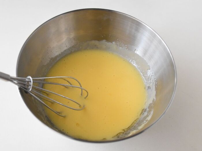 ヨーグルトとサラダ油を加えます。