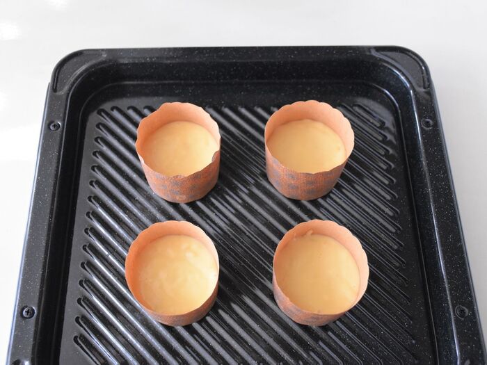 マフィンカップに流し入れます。