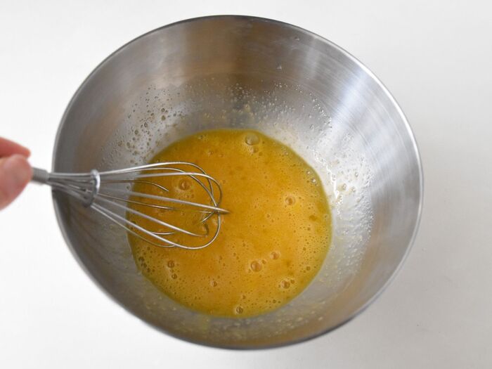 卵と砂糖を混ぜ合わせます。