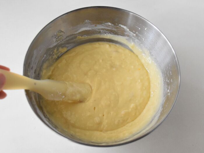 バナナとホットケーキミックスを加えます。