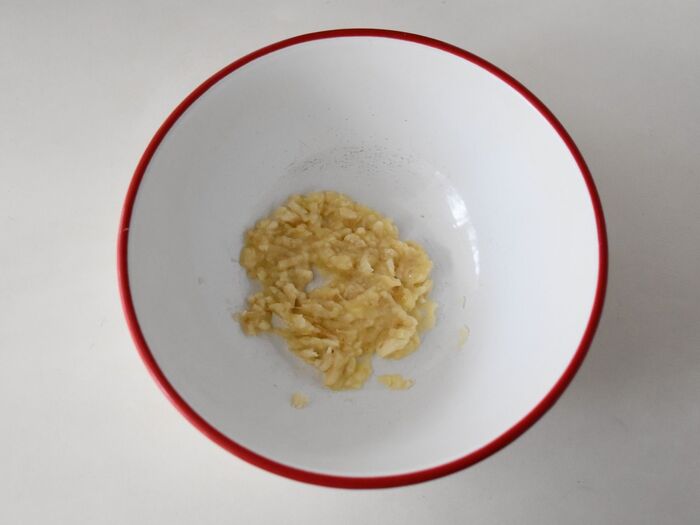 バナナをフォークなどで潰します。