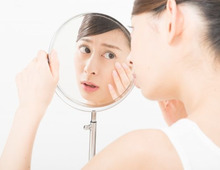 40代からのカサカサ肌はクリームだけじゃダメ!?更年期の乾燥対策【薬剤師監修】