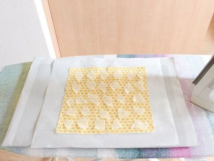 みつろうシートをちぎって乗せる
