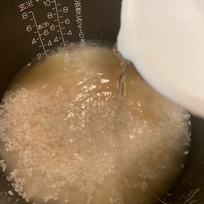 炊飯器のメモリのところまで水を足します