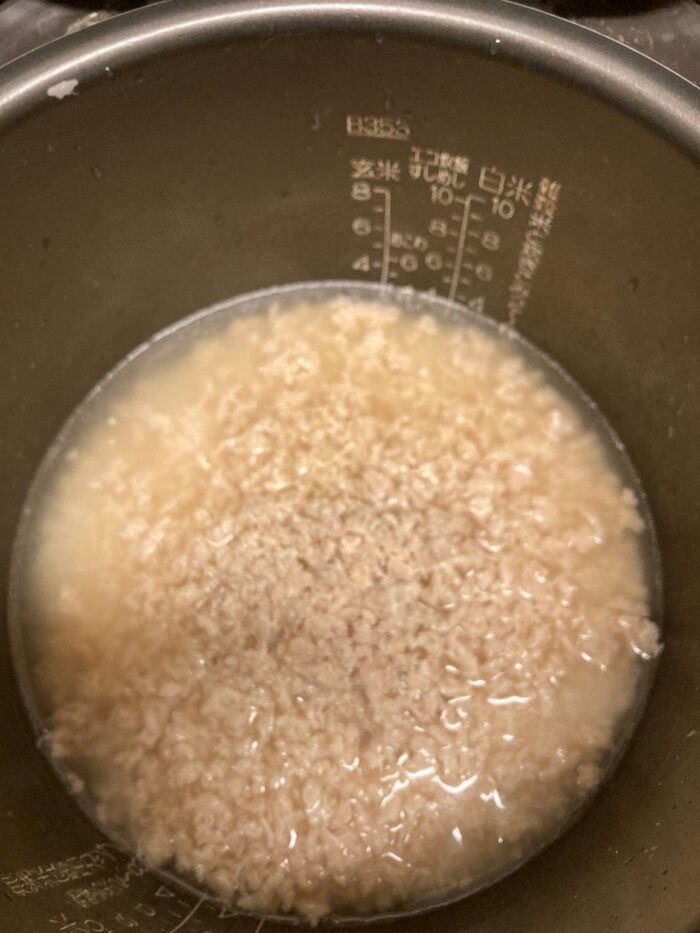 上にひき肉を乗せていつも通りに炊きます♪