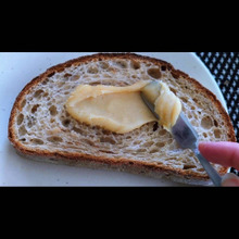 ハードパンのヴィーガンクリームチーズ乗せ 【ヴィーガン・グルテンフリー対応可】