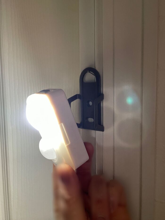 外しても使えるので停電の時は持ち運べます。