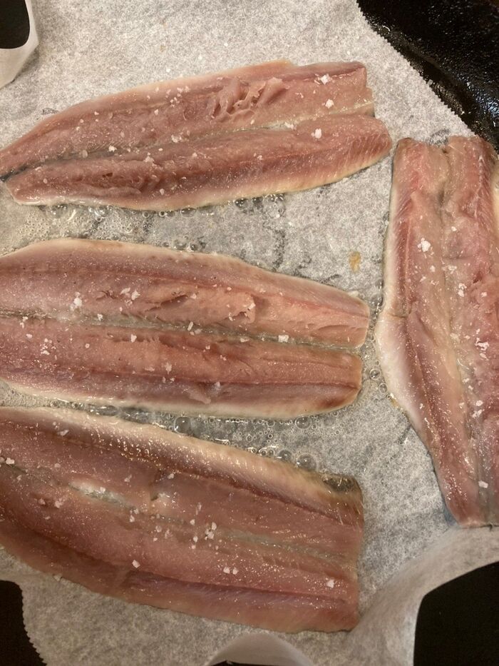 フライパンにクッキングペーパーを敷いて塩を振り焼きました