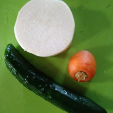 残り野菜は切って塩を混ぜて浅漬けに🥕