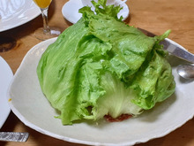 まるごとレタスではありません…お洒落なサラダ!レタスの中央を切ると…