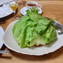 まるごとレタスではありません…お洒落なサラダ!レタスの中央を切ると…