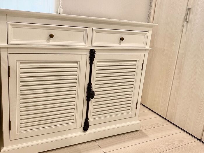 シャビーシックで上質なキャビネット