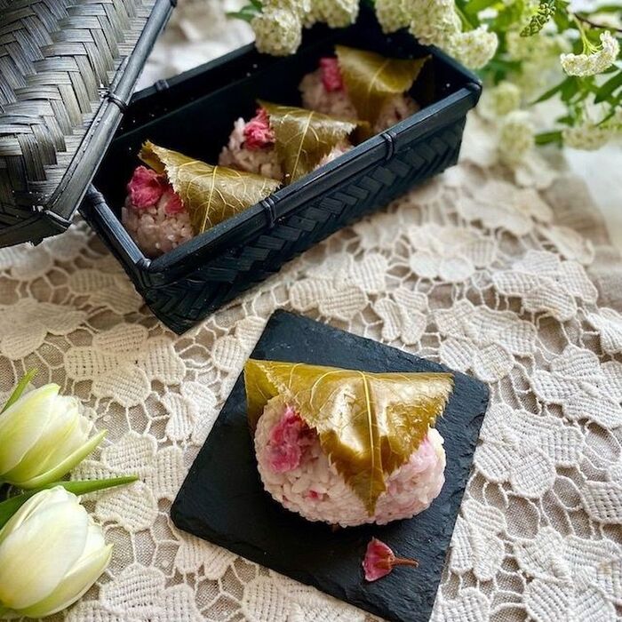 お花見にもおすすめな桜もち風さくらと鯛のおこわ