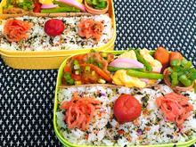 母とムスコのラブラブおソロ♪生姜焼き&アスパラとかまぼこと卵のバタシャン炒め弁当