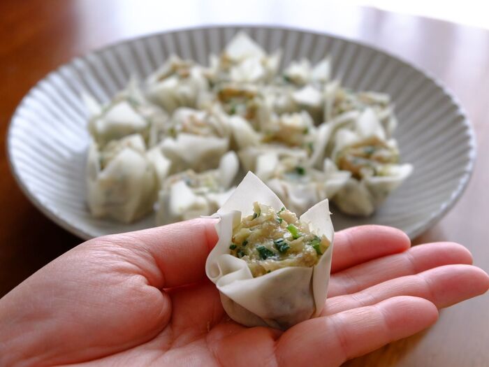 タネをシュウマイの皮の上に乗せて包む