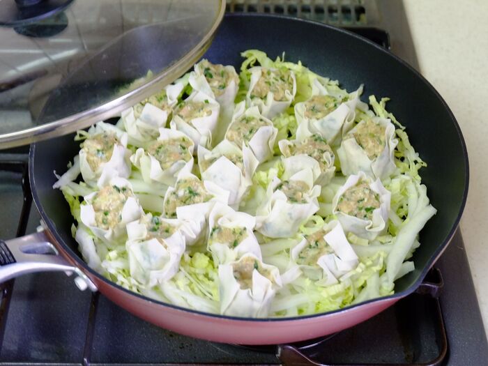 フライパンにシュウマイを並べる