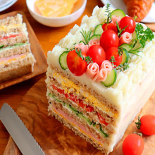 見た目華やか♪お祝いサンドイッチケーキ「スモーガストルタ」