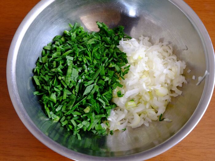 食材の下準備をする