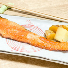 【レシピ】子供も男性も喜ぶ鮭と新じゃがいものガーリックバタームニエル