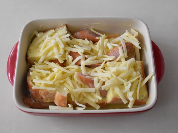 ウインナーとチーズをのせて焼いたら完成です♡