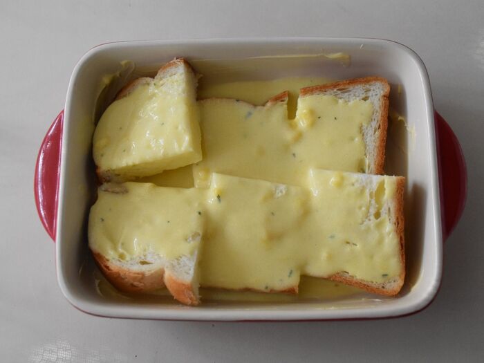 食パンをコーンポタージュに浸します。