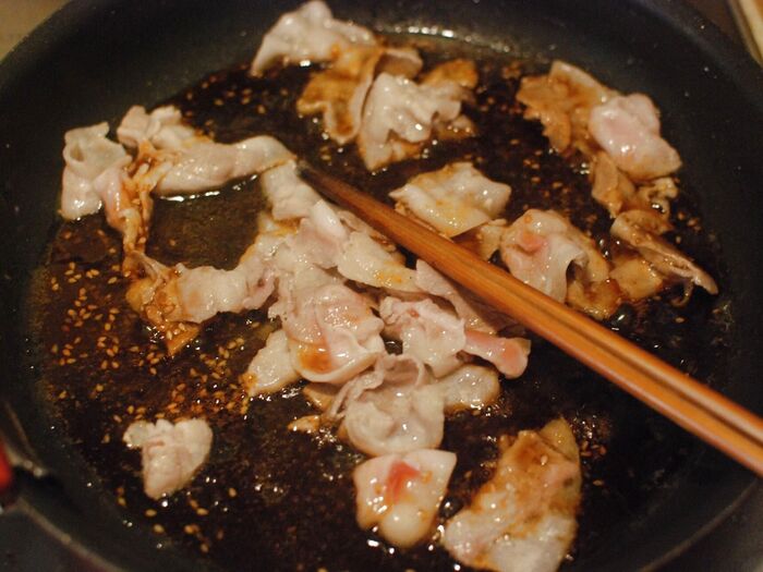豚肉こま切れを炒めて焼き肉のタレをからめます
