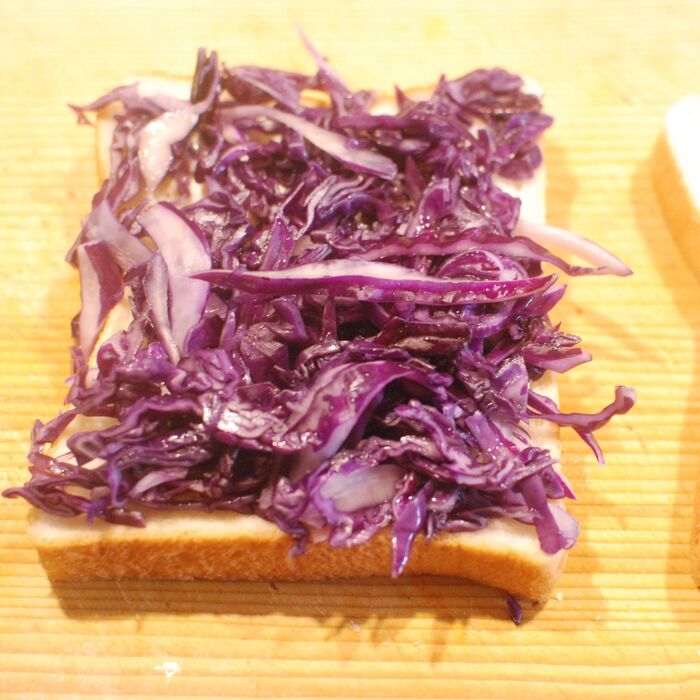 食パンに紫キャベツを乗せます