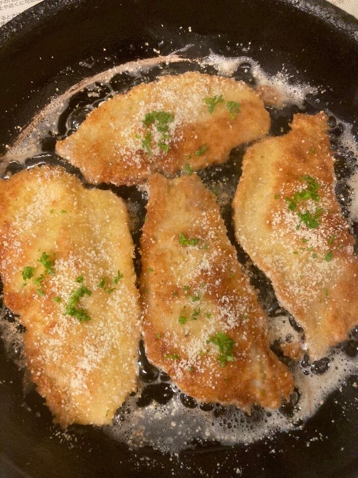薄切りポークのパン粉つけ焼きパルメザンチーズかけ♪