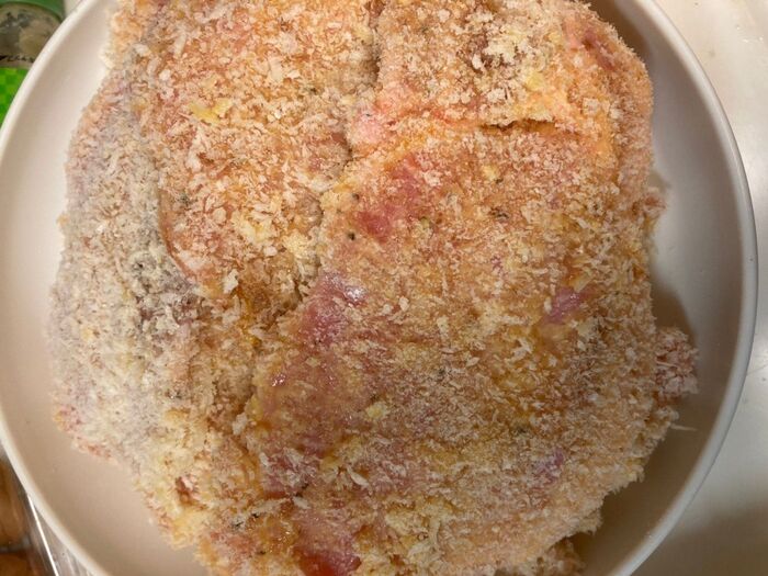 塩コショウしてから薄力粉、卵、パン粉の順につけて下準備