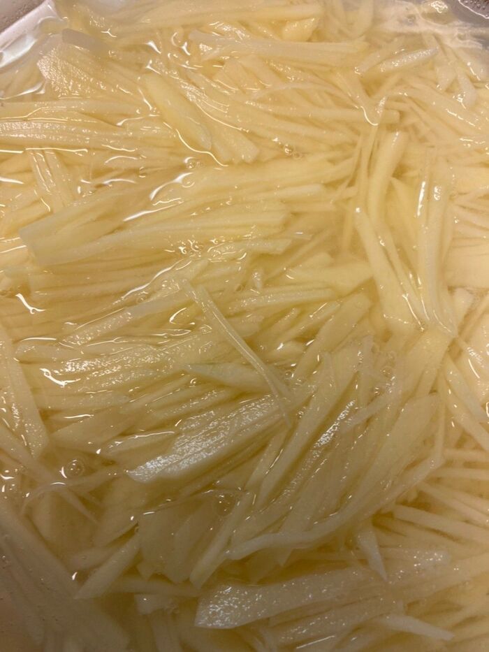 大き目のボールに水を入れてジャガイモをさらします