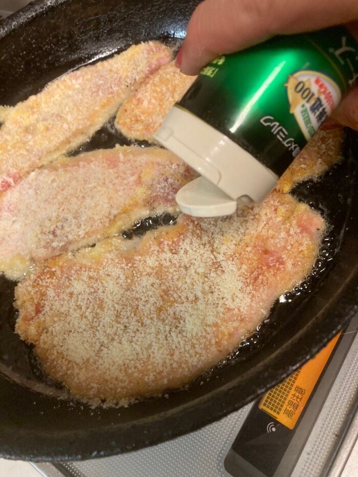 パルメザンチーズを両面振りかけてこんがり焼きます♪