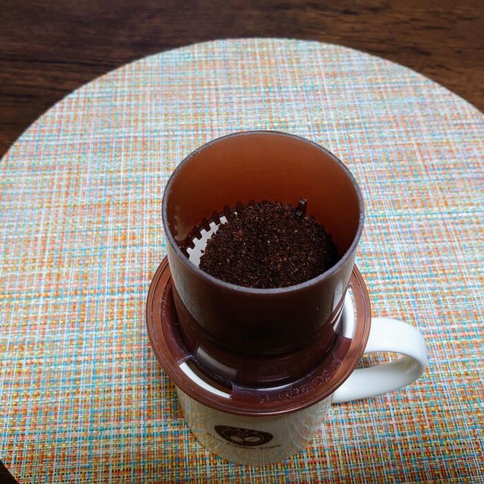 挽いたコーヒーを入れて