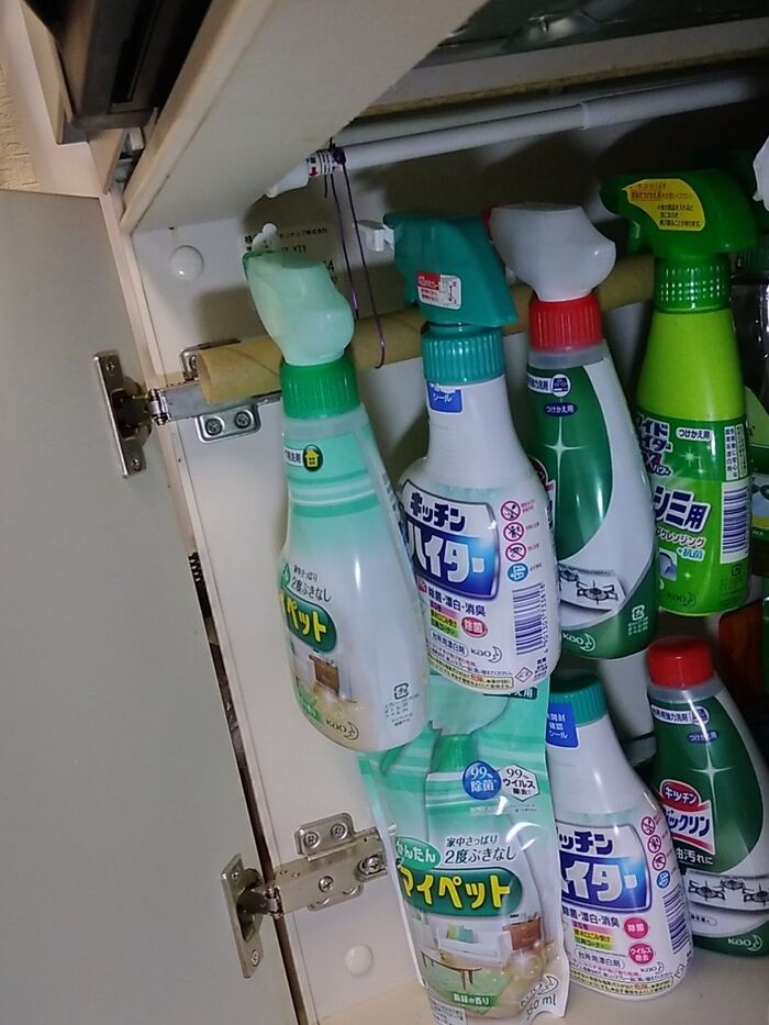 手前から使う頻度の高い物を引っ掛け、下にストック