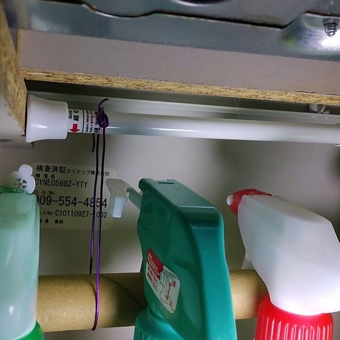 たてに突っ張り棒をしっかりつけます。